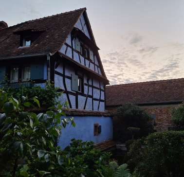 ©Jardins de la Ferme Bleue, façade gravée